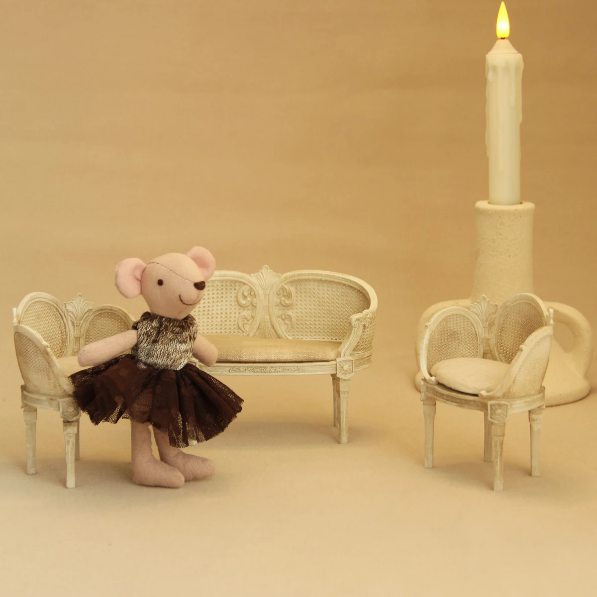 Miniature Simulated Furniture 1:12 Palace Style Distressed Chair Suitable for Miniature House Model Decoration