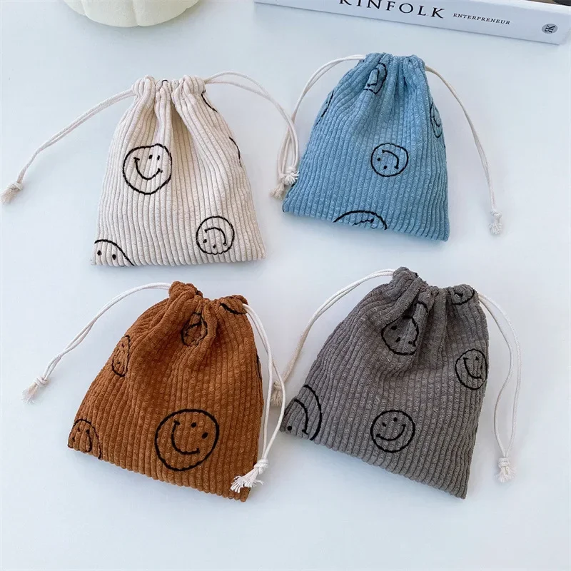 Smiling Face Corduroy Drawstring Bag กระเป๋าแต่งหน้าผู้หญิงกระเป๋าเครื่องสําอางแบบพกพาเหรียญ Draw String กระเป๋ากระเป๋าสําหรับสตรี