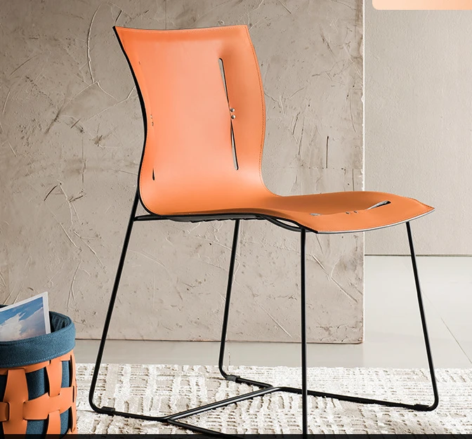 Sedia da pranzo minimalista italiana designer modern light luxury orange saddle leather creative study chair