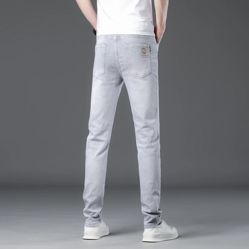 Jeans stretch en coton léger, coupe droite slim, troggers décontractés, haut de gamme, stretch fin, gris clair, luxe, été, 2024