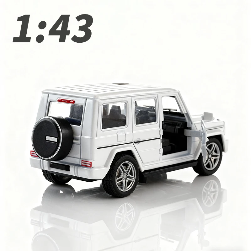 Auto natalizia classica in lega di classe G bianca, modello di auto prefabbricata in scala 1/4, doppie porte apribili, interno squisito, regalo perfetto per collezionisti, adatto per la decorazione domestica, decorazioni per feste, oggetti di scena fotografici, giocattoli per ragazzi e ragazze