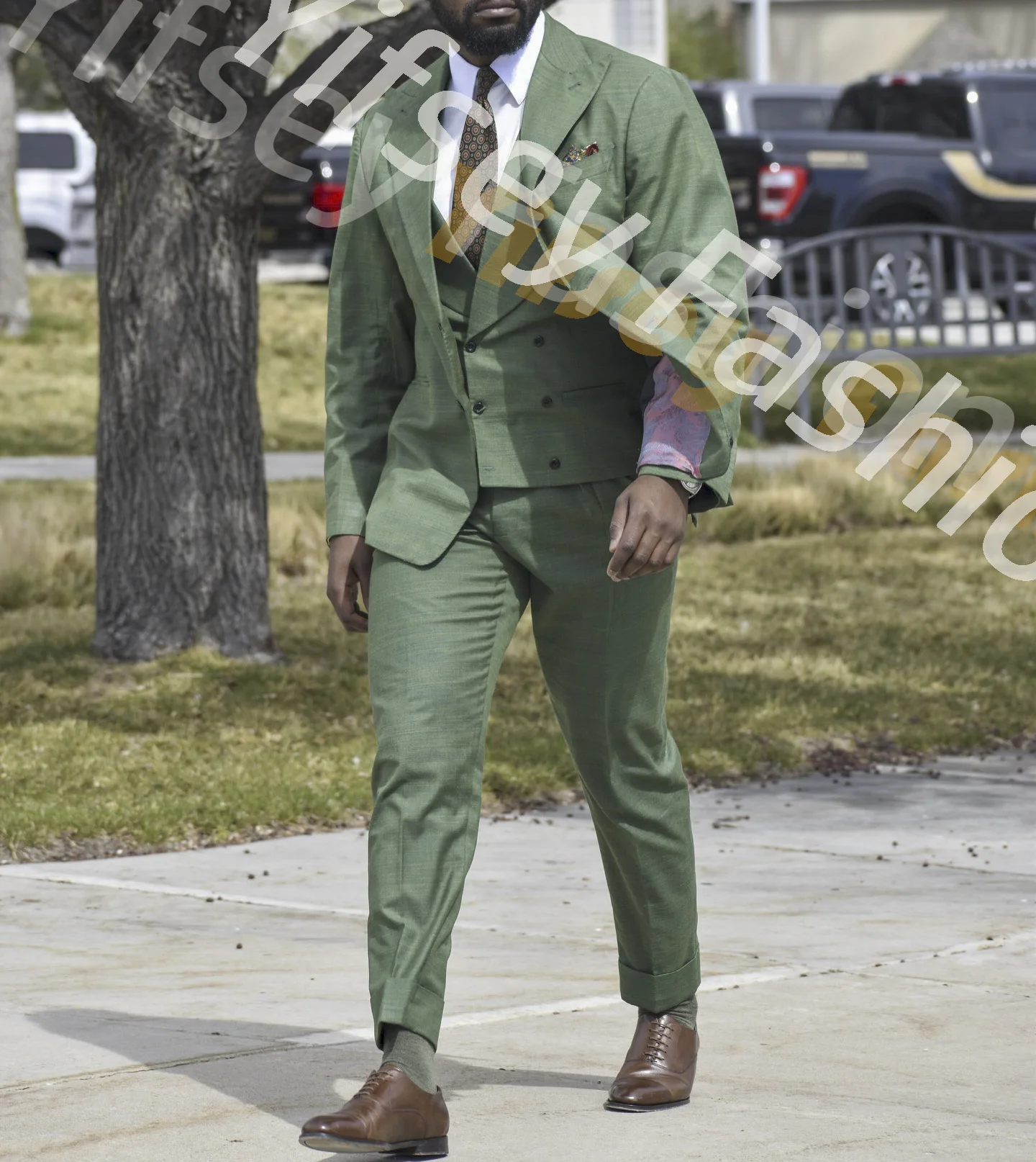 

Зеленый мужской костюм-тройка для свадьбы и торжеств: пиджак, жилет, брюки. Индивидуальный пошив, люксовый бренд, приталенный крой.