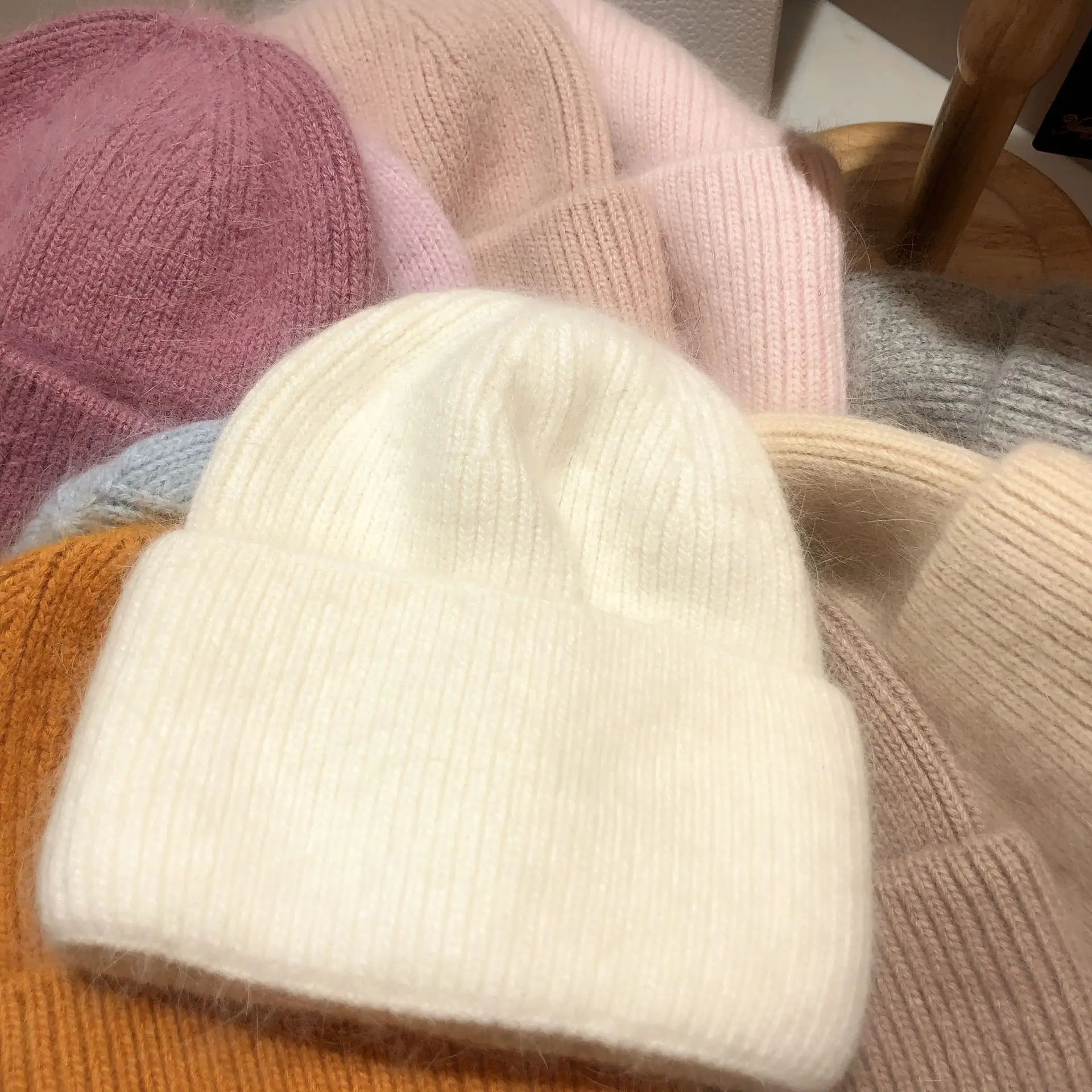Dicke und schwere Strickmütze aus Kaninchenhaar, modische und einfache einfarbige weiche und warme Wollmütze für Frauen