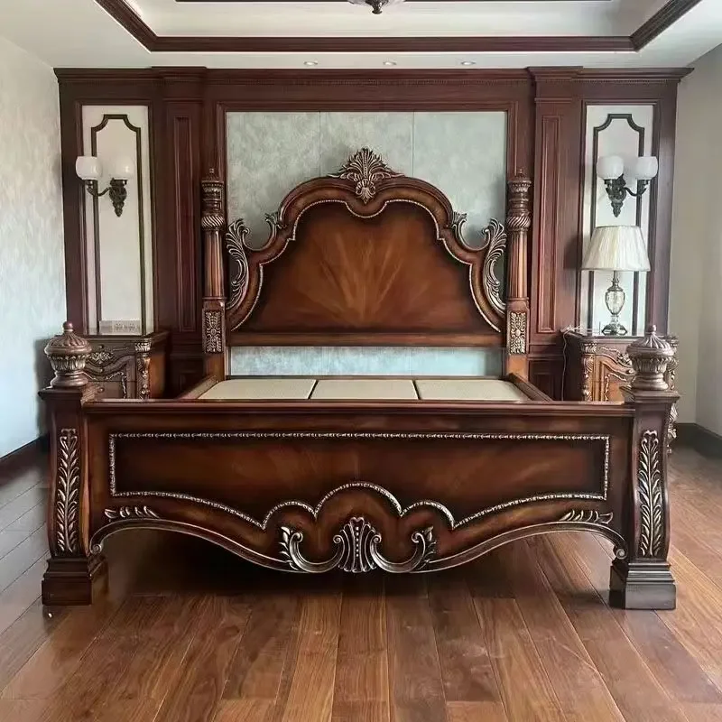 Mueble rústico, cama doble con flores talladas en madera maciza.
