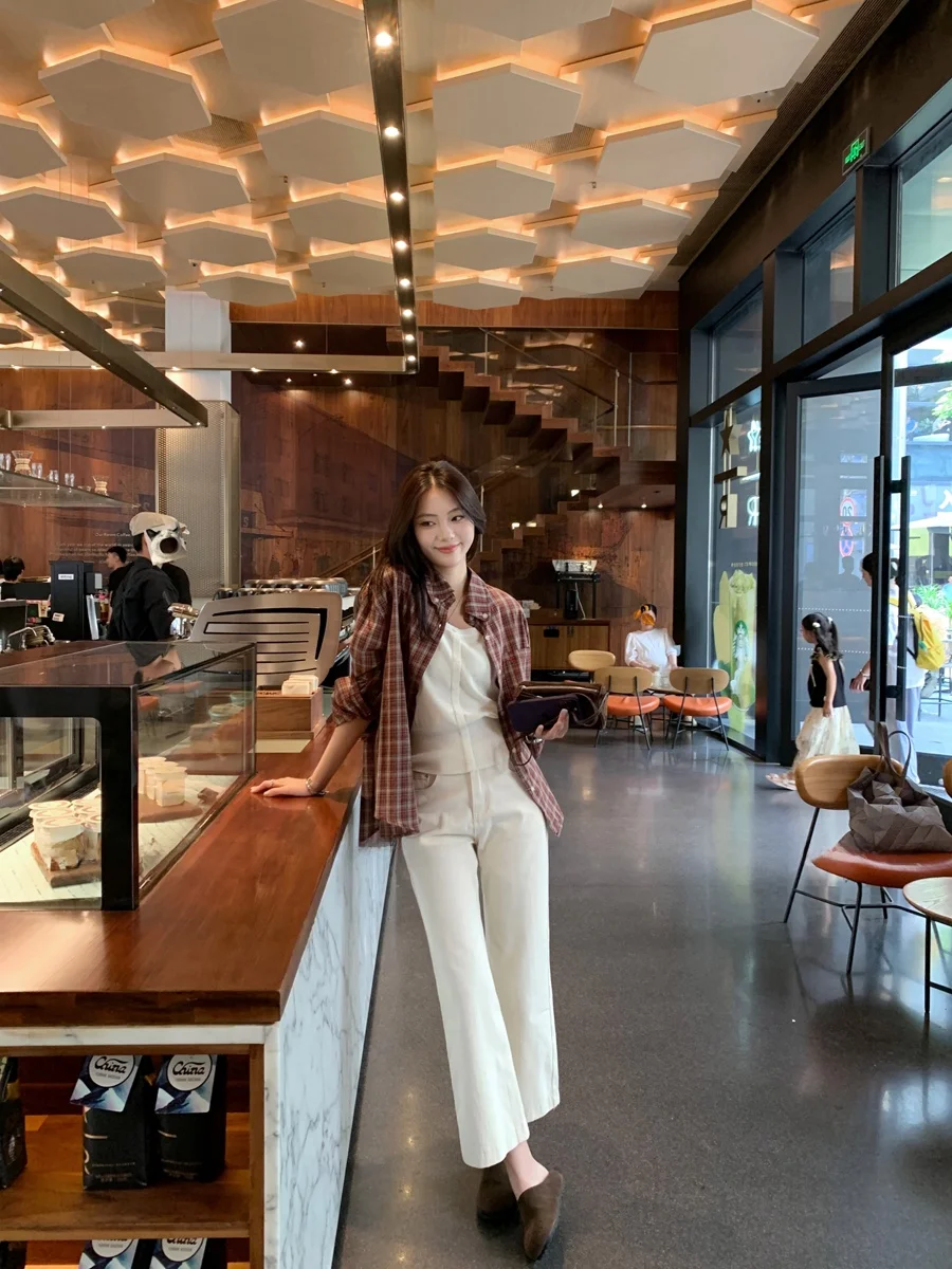 

Женские джинсы с высокой талией, облегающие, прямого кроя, слегка расклешенные, из денима, с эластичными вставками по четырем сторонам, бежевого цвета, осенняя коллекция, модные