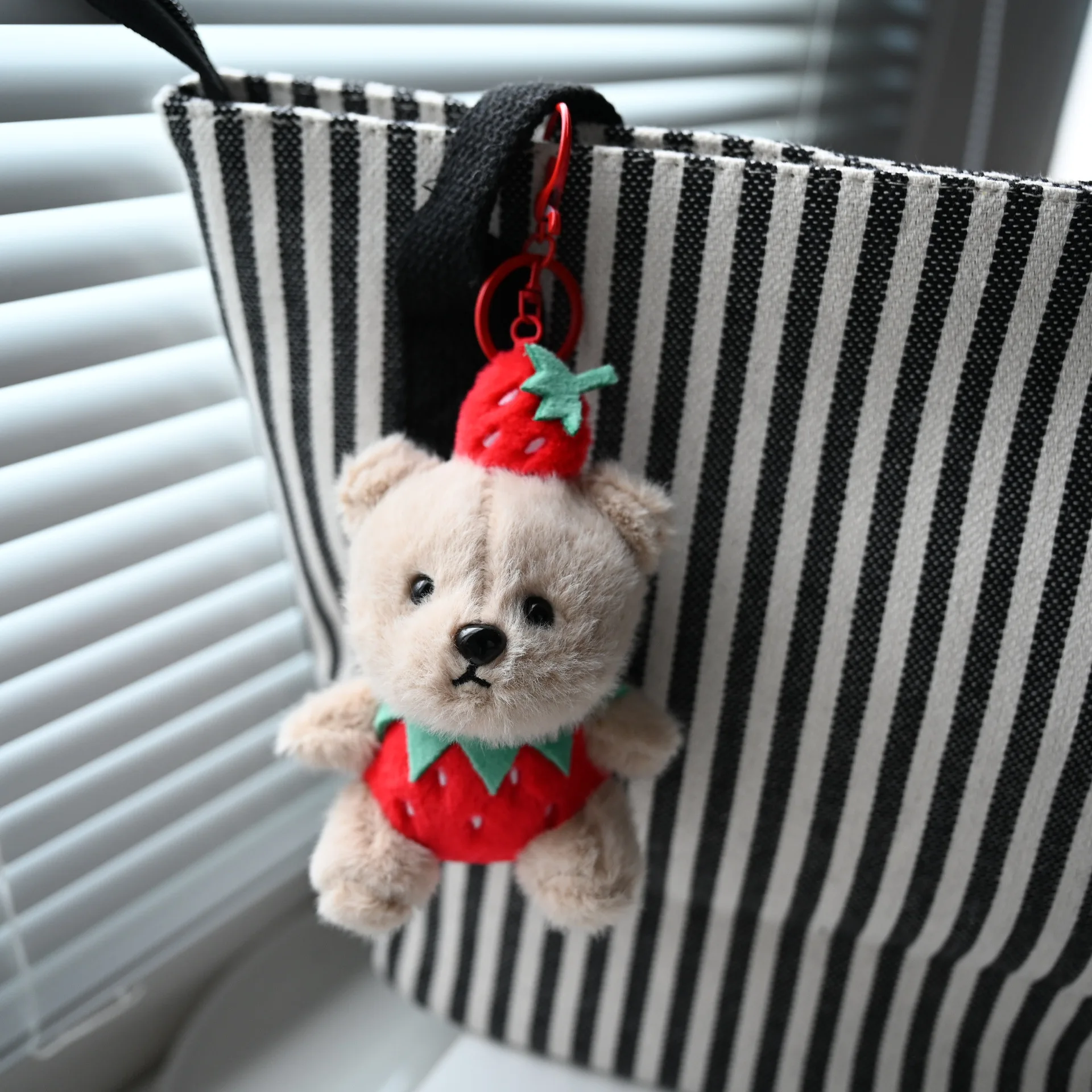 Novo chaveiro de pelúcia com pingente de estatueta de urso de frutas - lindo urso e estatueta em forma de abacaxi para bolsas, como presente.