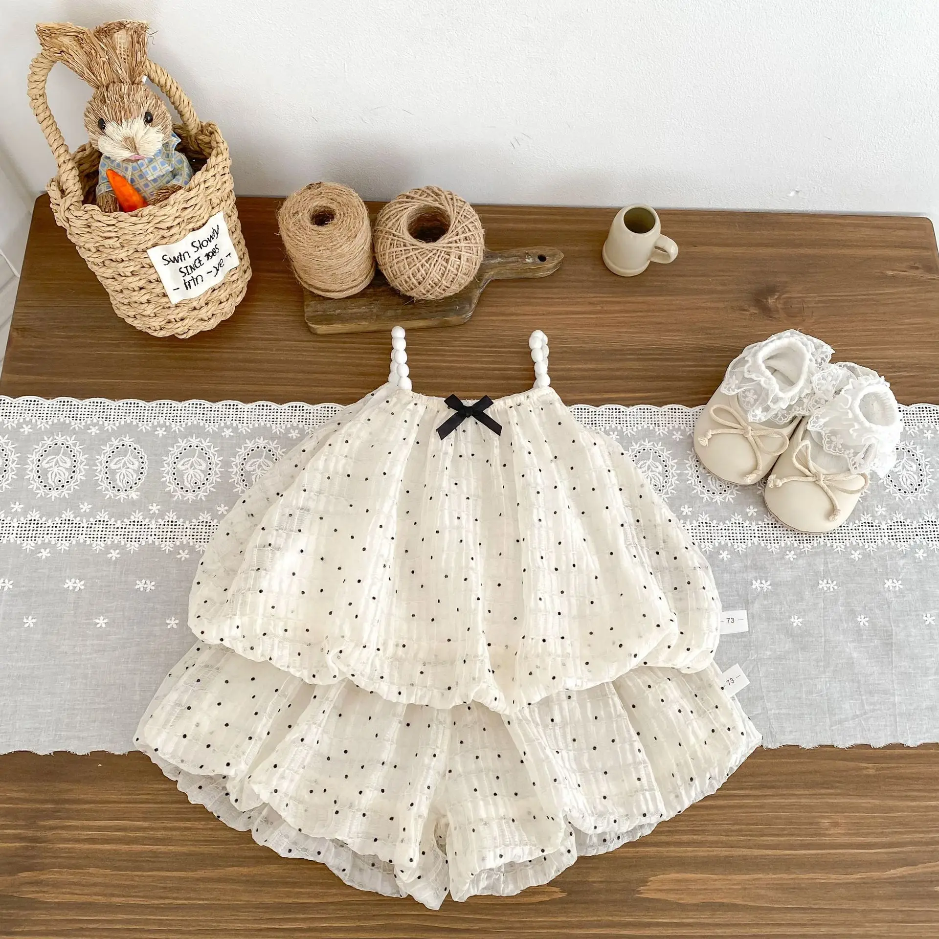 

Лето 2025 г., топ с волнистыми ремнями для маленьких девочек, топ с цветочным бутоном, шорты из двух предметов, милый красивый детский комплект на сто дней, один год