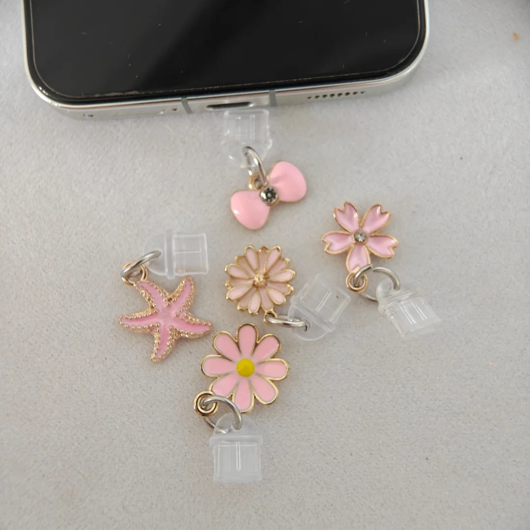 3 قطع عشوائية من سدادات غبار الهاتف الوردية متعددة الأشكال، بما في ذلك أزهار الكرز ونجم البحر والأقحوان وما إلى ذلك، إضافة حلاوة وأناقة على هاتفك، مجموعة ملحقات الهاتف الحلوة والأنيقة #3