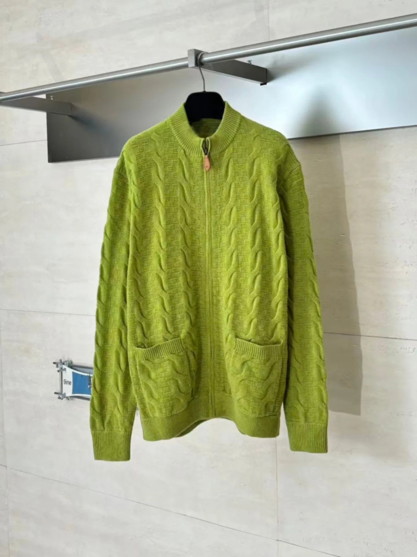 

Вязаный шерстяной кардиган в европейском стиле на весну 2026 года: теплый, с зеленым клетчатым узором, воротником-стойкой и вышивкой