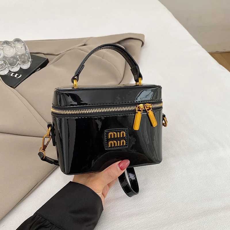 

New Arrival 2025 Shiny Tote Women's Convertible Bag, Soft PU Material, Compact Design, Fashionable Daily Use, Urban Chic