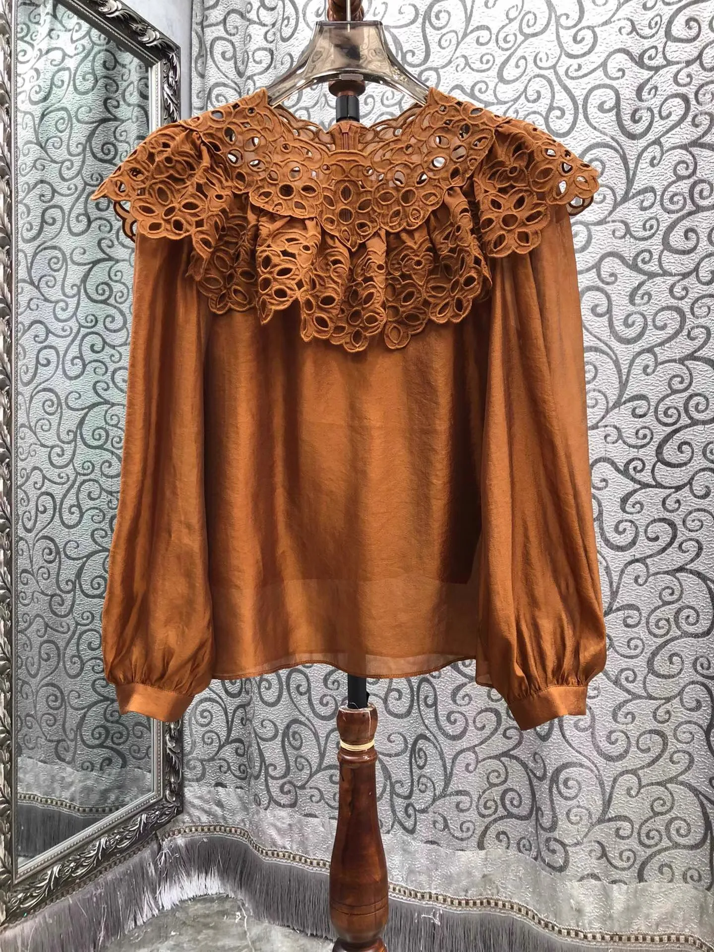 بلايز موضة جديدة بلوزة مصممة قمصان 2026 ربيع المرأة الجوف خارج التطريز كم طويل المشمش البني الأحمر بلايز Blusas الإناث