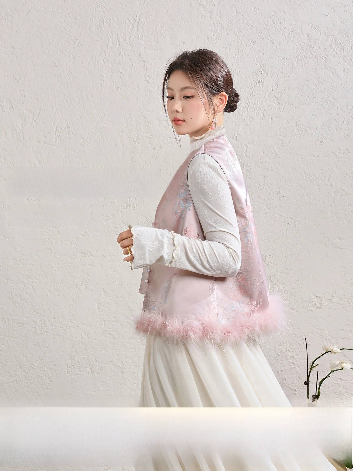 

New Chinese Sle Pink Ostrich Feather Vest Large Size Satin Surface Embroidery Spring 2026 Women's Faion Inner Wear Top