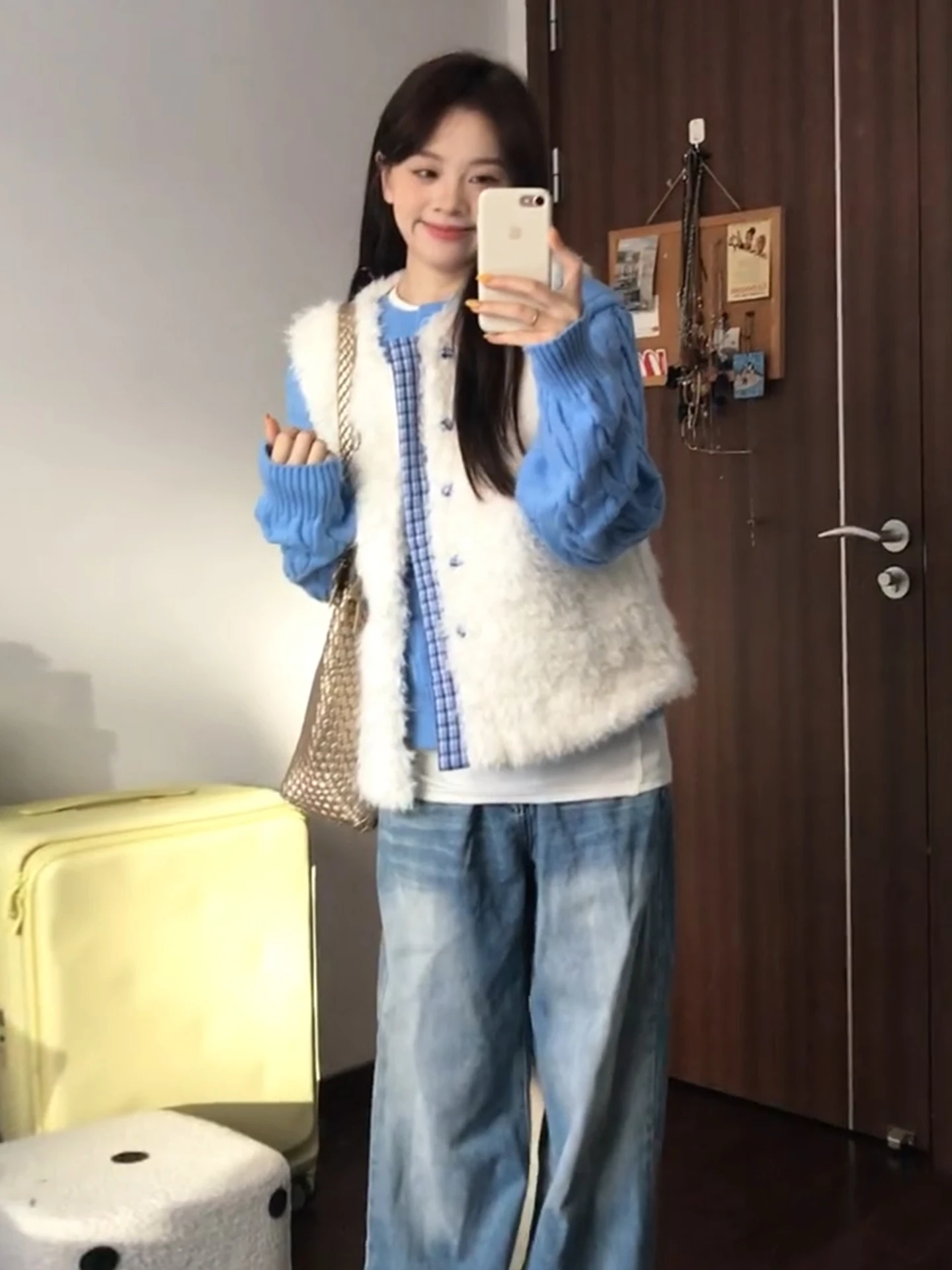 เสื้อกั๊กขนแกะสีขาวสวยงามสไตล์เกาหลีสำหรับผู้หญิง ฤดูหนาว 2026 ใหม่ ดีไซน์ไม่ซ้ำใคร น่ารัก ชุดเสื้อสเวตเตอร์แบบซ้อนทับ ผ้าโพลีเอสเตอร์