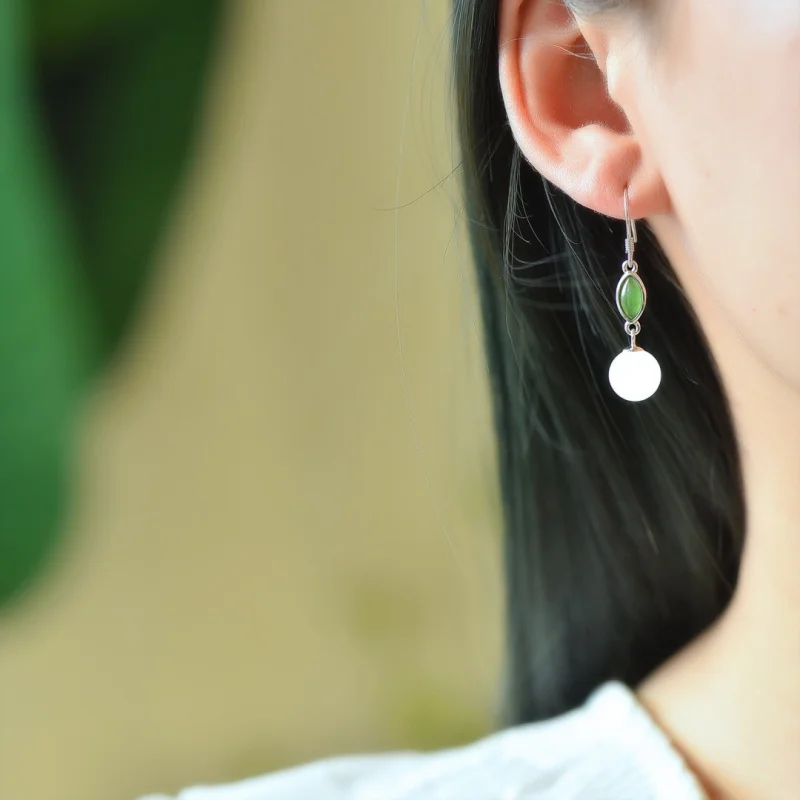 

Серьги из серебра 925 пробы с инкрустацией из нефрита Хэтянь