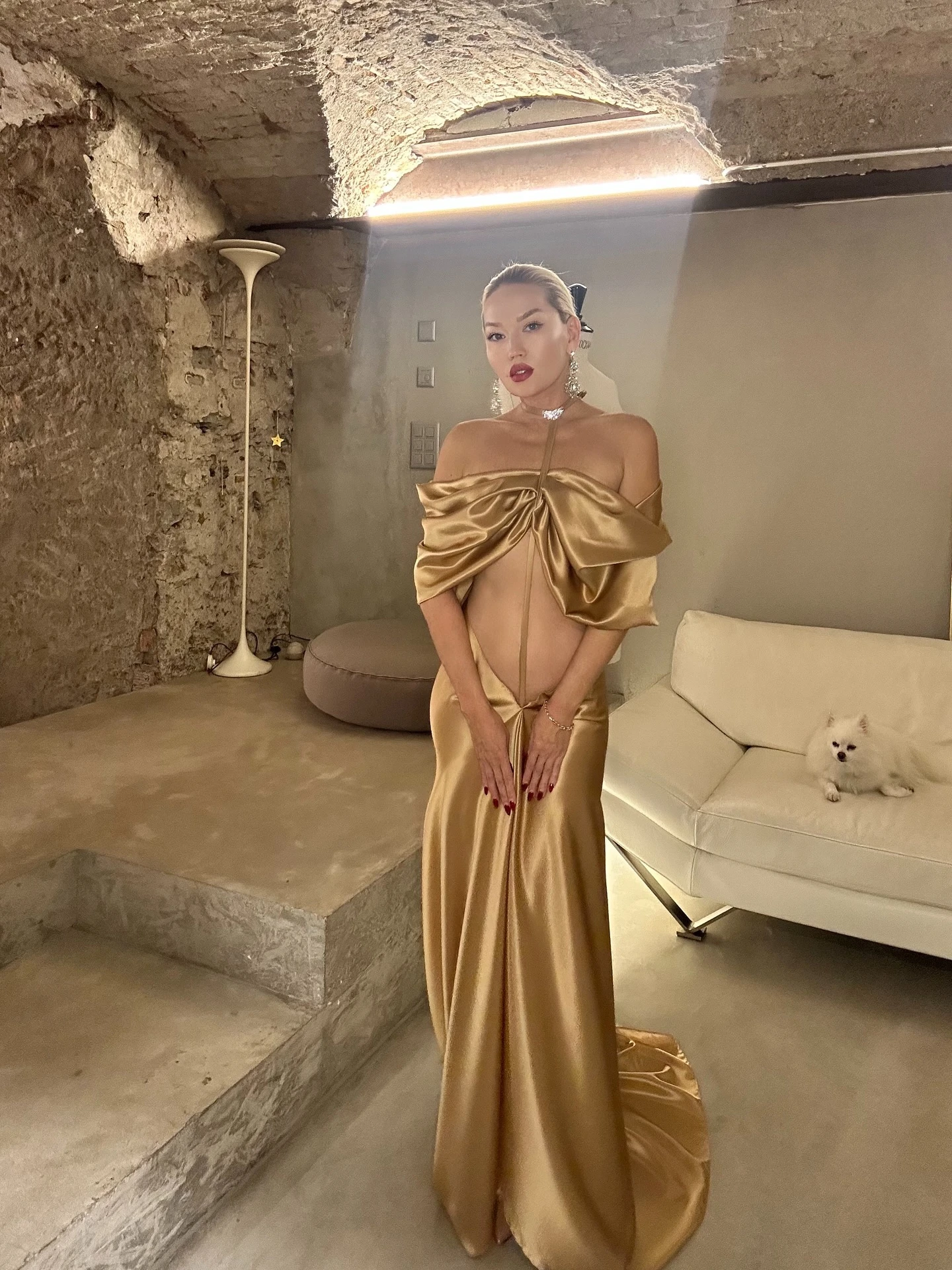 Vestido de noite longo sexy de cetim dourado fora do ombro com decote em V profundo e cauda, vestido de baile formal bodycon para mulheres ombro franzido