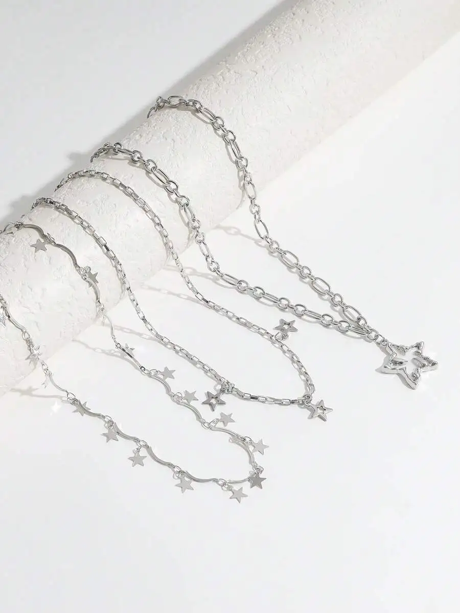 

Многослойное ожерелье золотистого цвета с подвесками в виде полумесяца и звезды