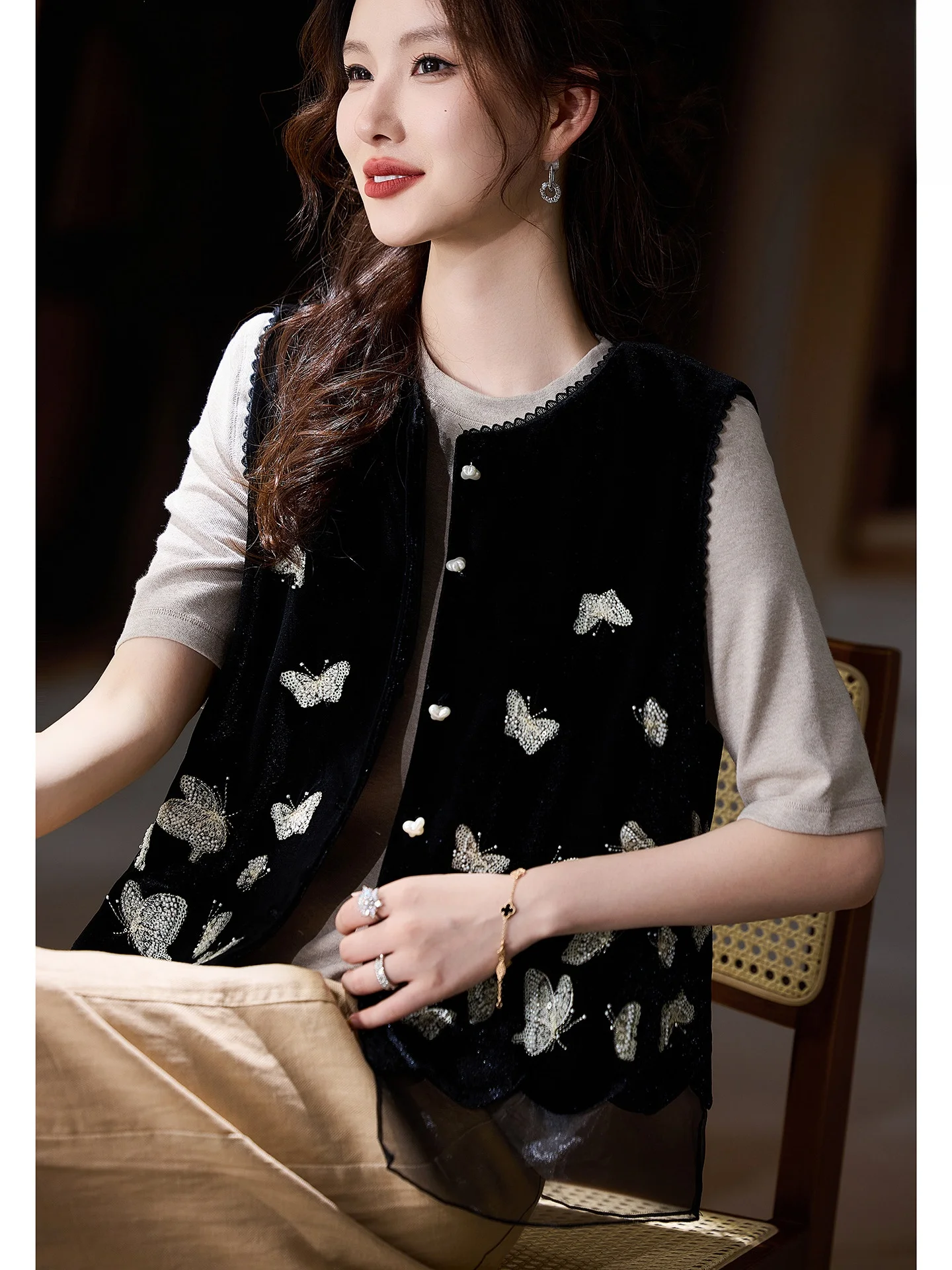 

Свободная женская бархатная куртка с вышивкой, бисером и пэчворком, в уличном стиле, с круглым вырезом, на одной пуговице, тонкая, стандартного кроя