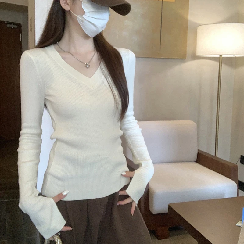 Damskie wyszczuplające bluzki z długim rękawem i dekoltem w serek, jesienne, jednokolorowe, uniwersalne koszulki bazowe, koreańskie swetry dzianinowe w stylu casual.