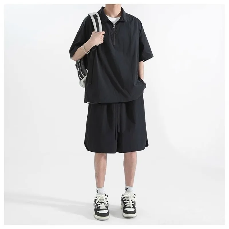 

Быстросохнущий спортивный костюм для мужчин: шорты с коротким рукавом, поло с молнией до середины, дышащая ткань.