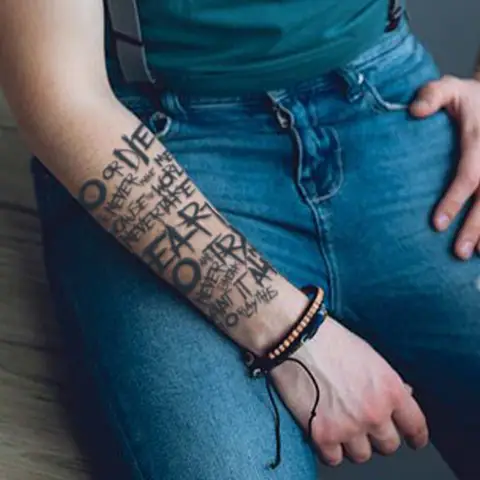 Personlig engelska, graffitistil, långvarig vattentät 1-2 veckor, tillfällig tatueringsklistermärke, realistisk falsk tatuering 8 best sales specialanpassad tatuering - №3