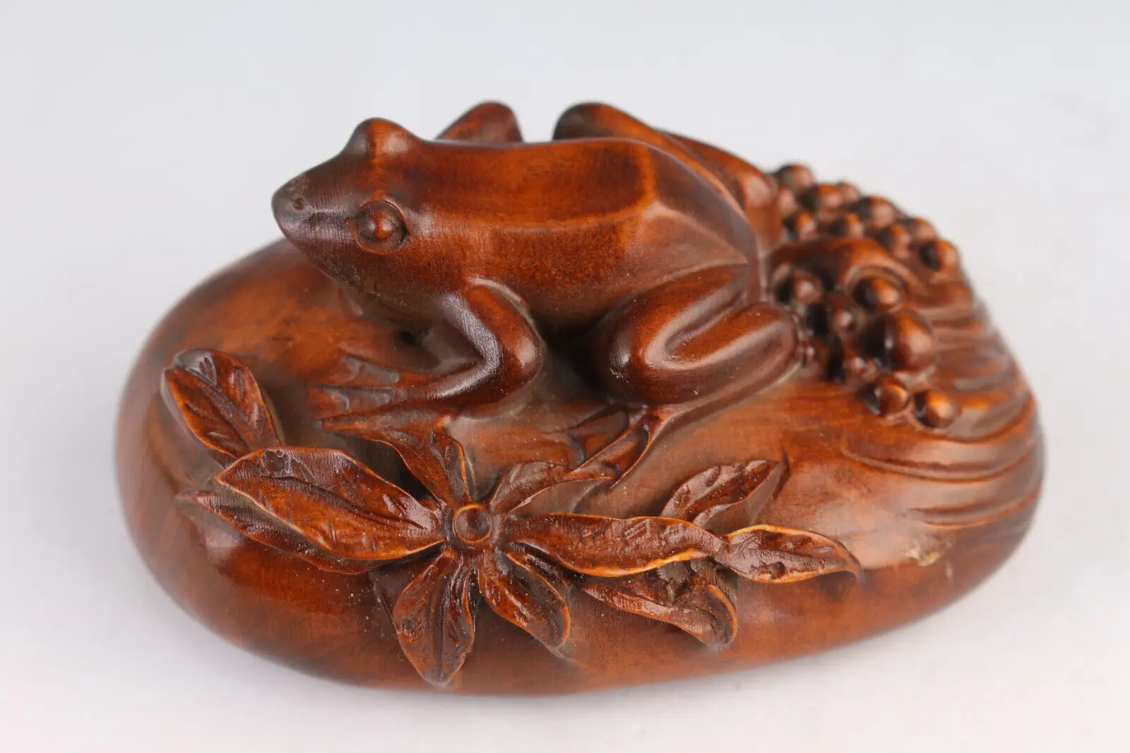 Chinese boxwood hand carved frog on lotus statue netsuke gift tea pet table deco