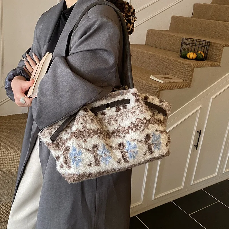 2026 Early Spring New Plush Pattern Bag Women's Large Capacity Tote Bag Elegant High Beauty Fashion Commuter Shoulder Bag