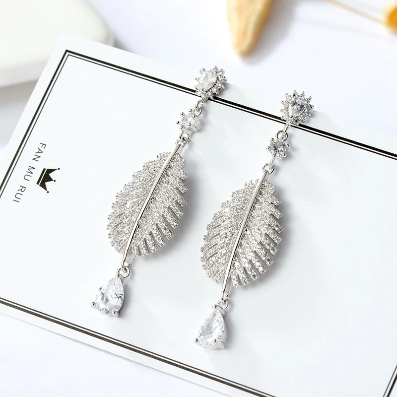 

Fashionable lady's feather earrings - Korean version, made of 925 silver, popular ear accessories with a hook design