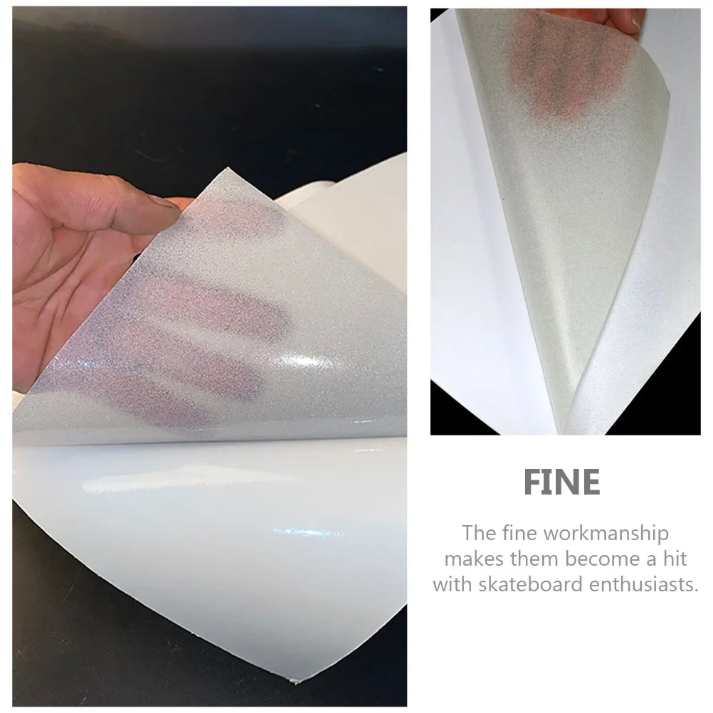 Wytrzymała taśma antypoślizgowa do deskorolki, szorstka powierzchnia zapewniająca maksymalną kontrolę, łatwa aplikacja za pomocą prostego przesuwania i przyklejania, pasuje do większości desk, możliwość cięcia.