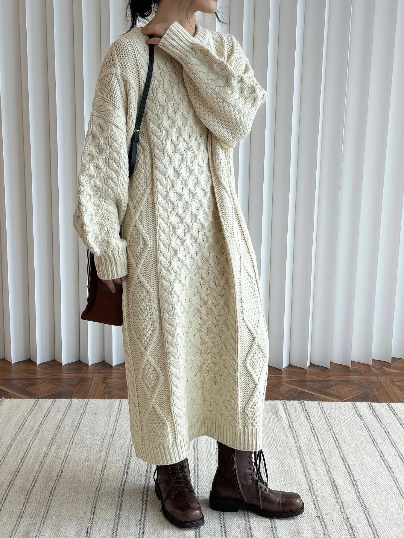 Winter women\'s casual solid color round neck long sleeved loose knit dress