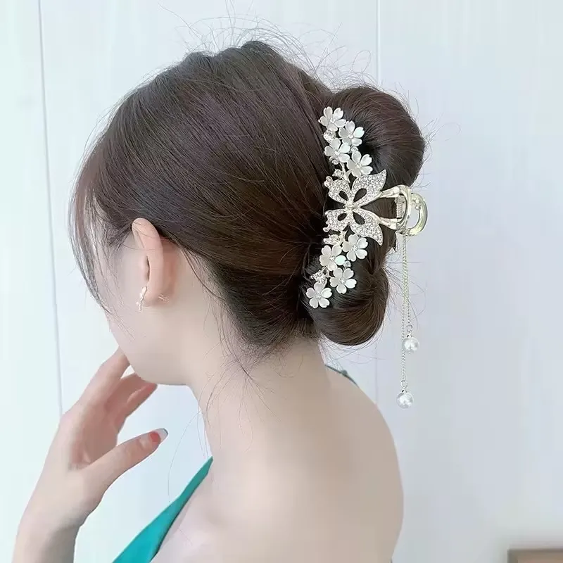 Retro Blume Hohl Schmetterling Quaste Clip Hochwertige Haar-Accessoires für Frauen