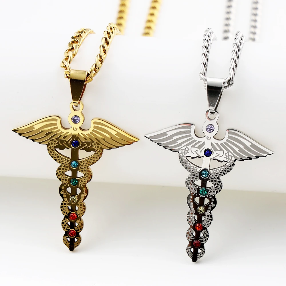 Collier Pendentif Ailes de Caducée 7 Chakras en Strass, Symbole Médical de Guérison Spirituelle, Amulette d'Asclépios en Acier Inoxydable, Bijou
