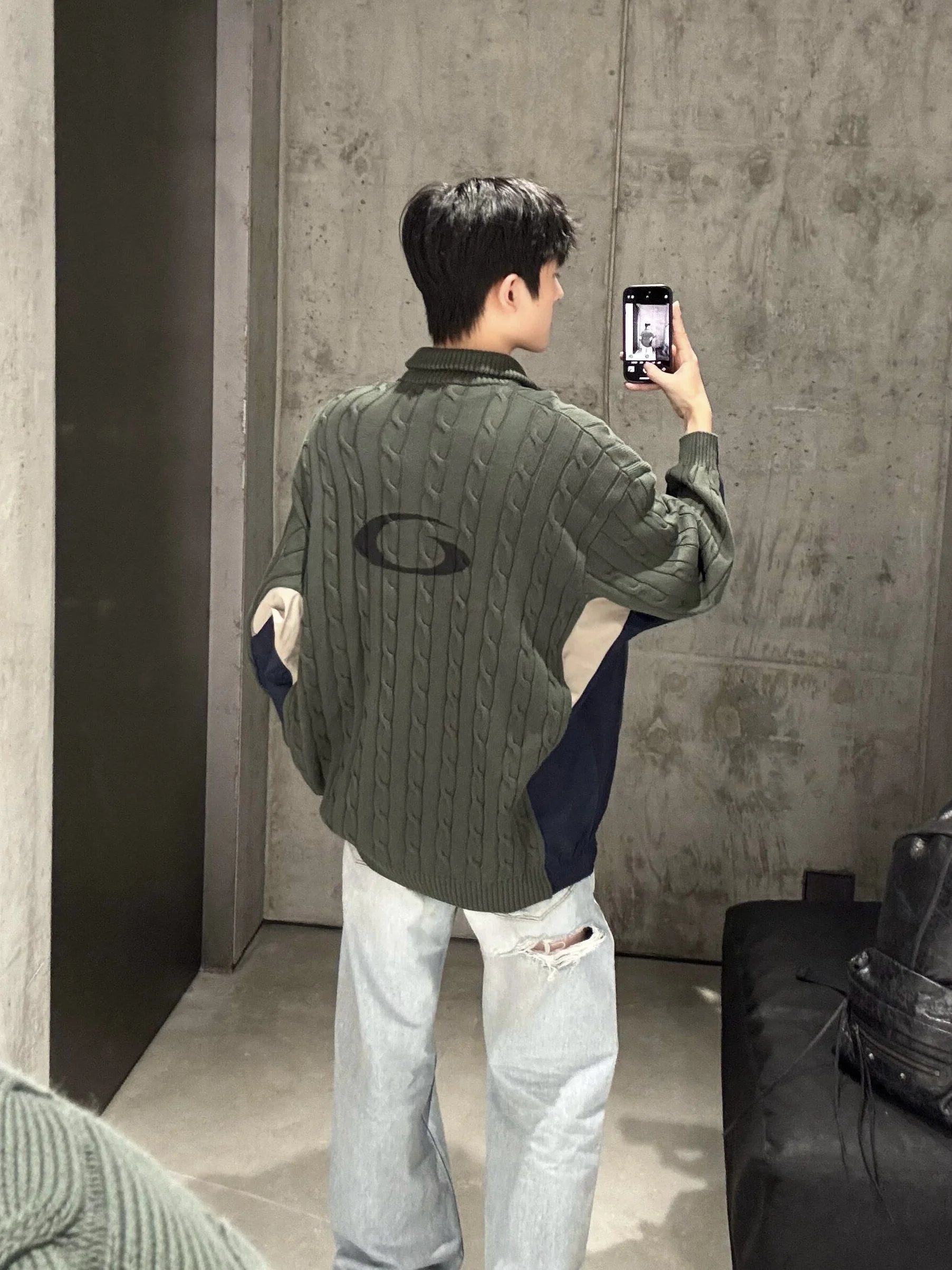 

Классический вязаный кардиган на молнии в стиле милитари, свободного кроя, повседневный, с контрастными вставками и воротником-стойкой