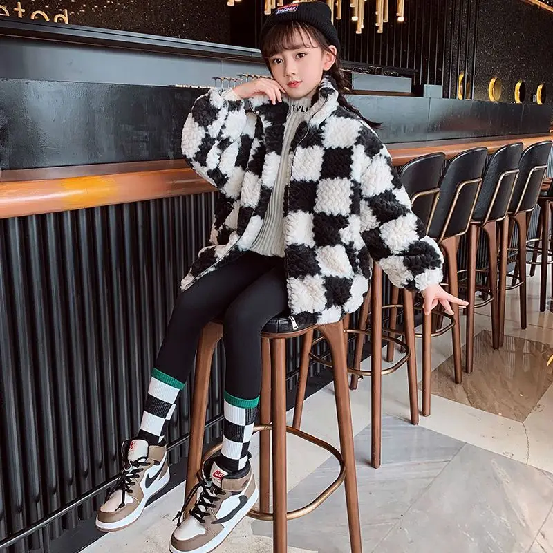 

Новинка 2025 года, зимнее пальто для девочек, верхняя одежда, теплый, средний, большой, детский пышный вязаный свитер на флисовой подкладке с клетчатым узором, осень-зима
