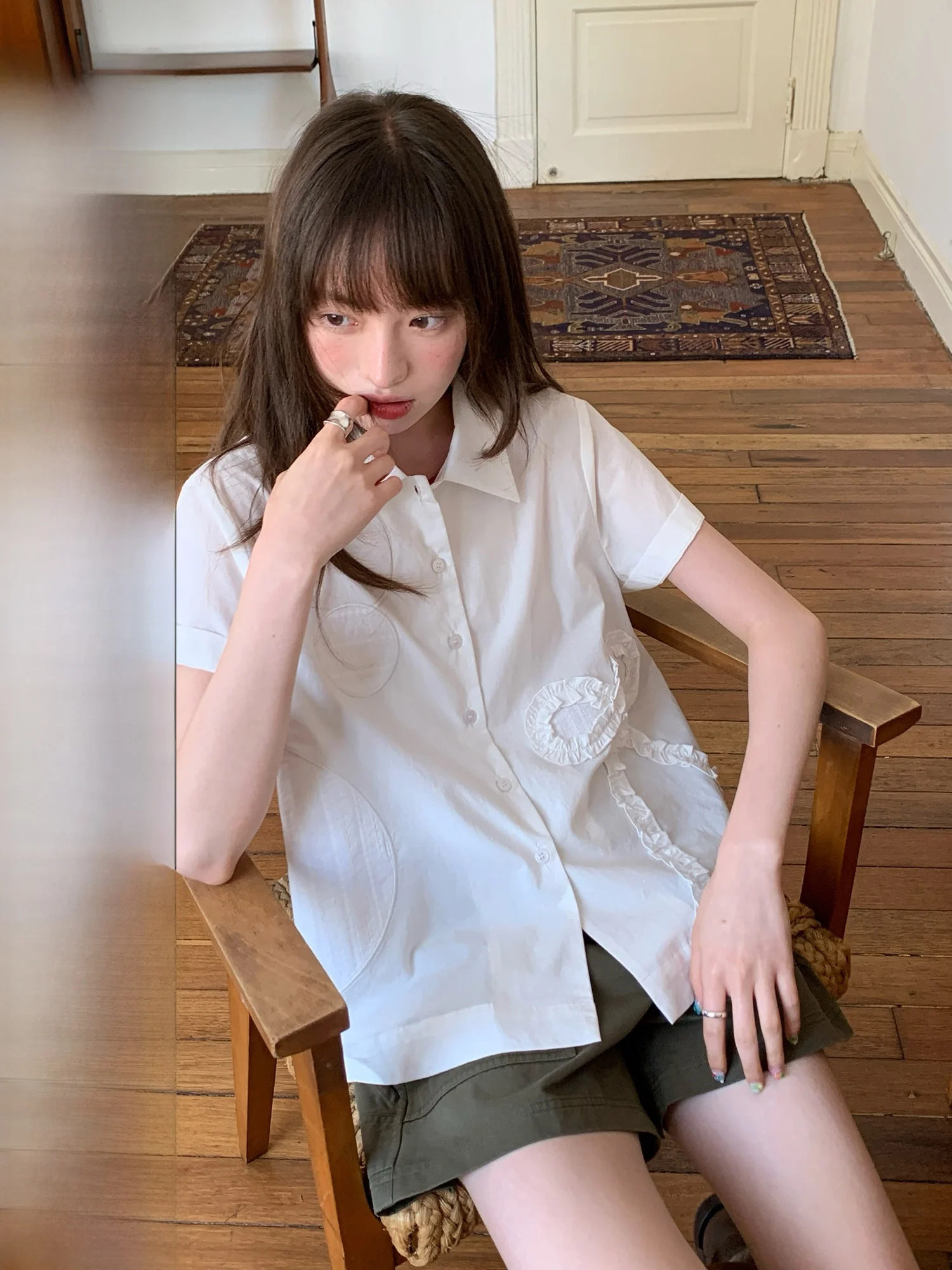 

Летняя женская свободная блузка-рубашка с узлом и вставками, однотонная, дышащая, прямого кроя, с коротким рукавом