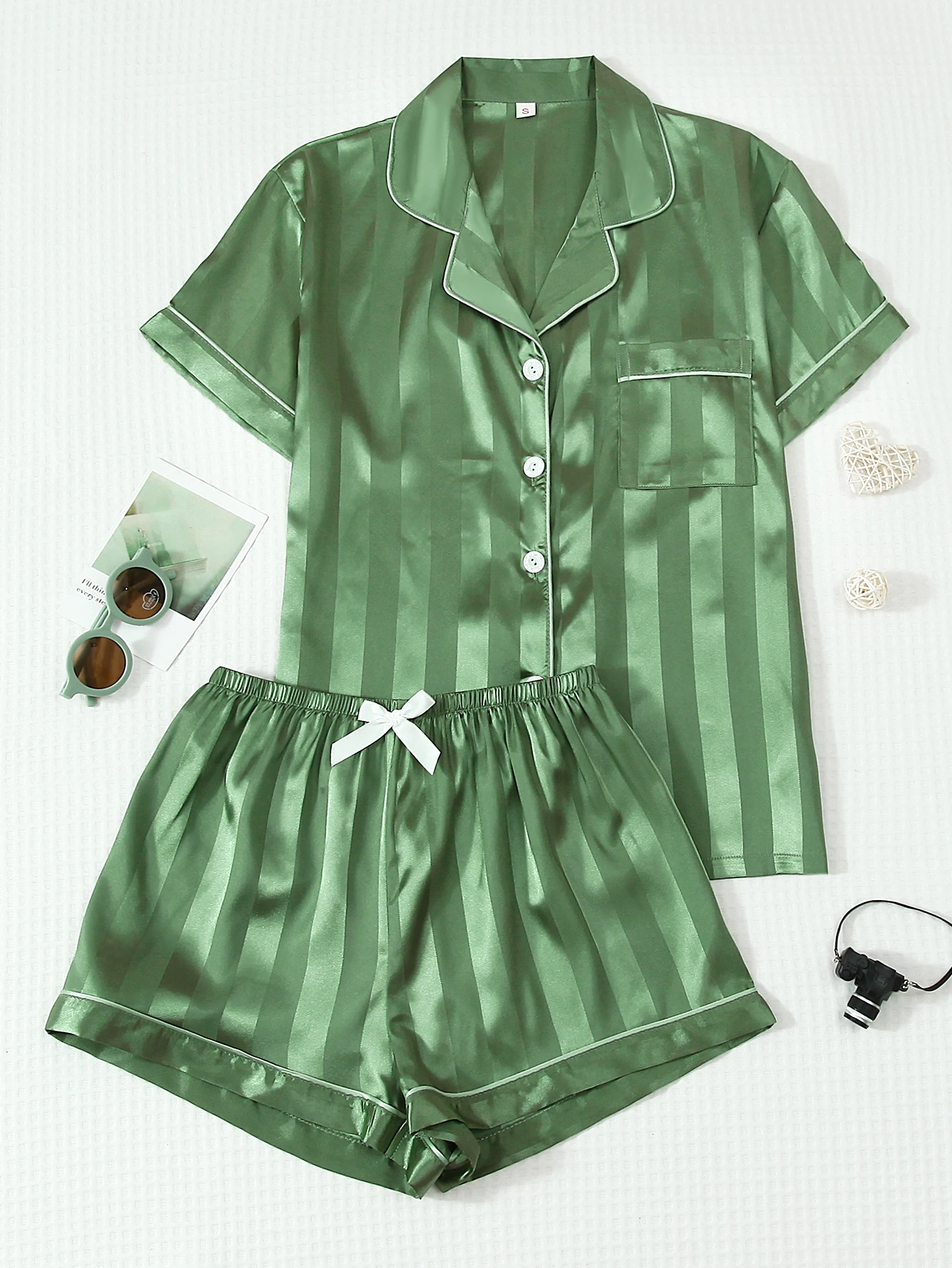 Two-Piece Set of Comfortable Satin Striped Printed Collared Button-Down Short-Sleeve Top with Pockets and Bow Shorts, Spring/Summer Women's Pajama Loungewear Set Suitable for Home Use
