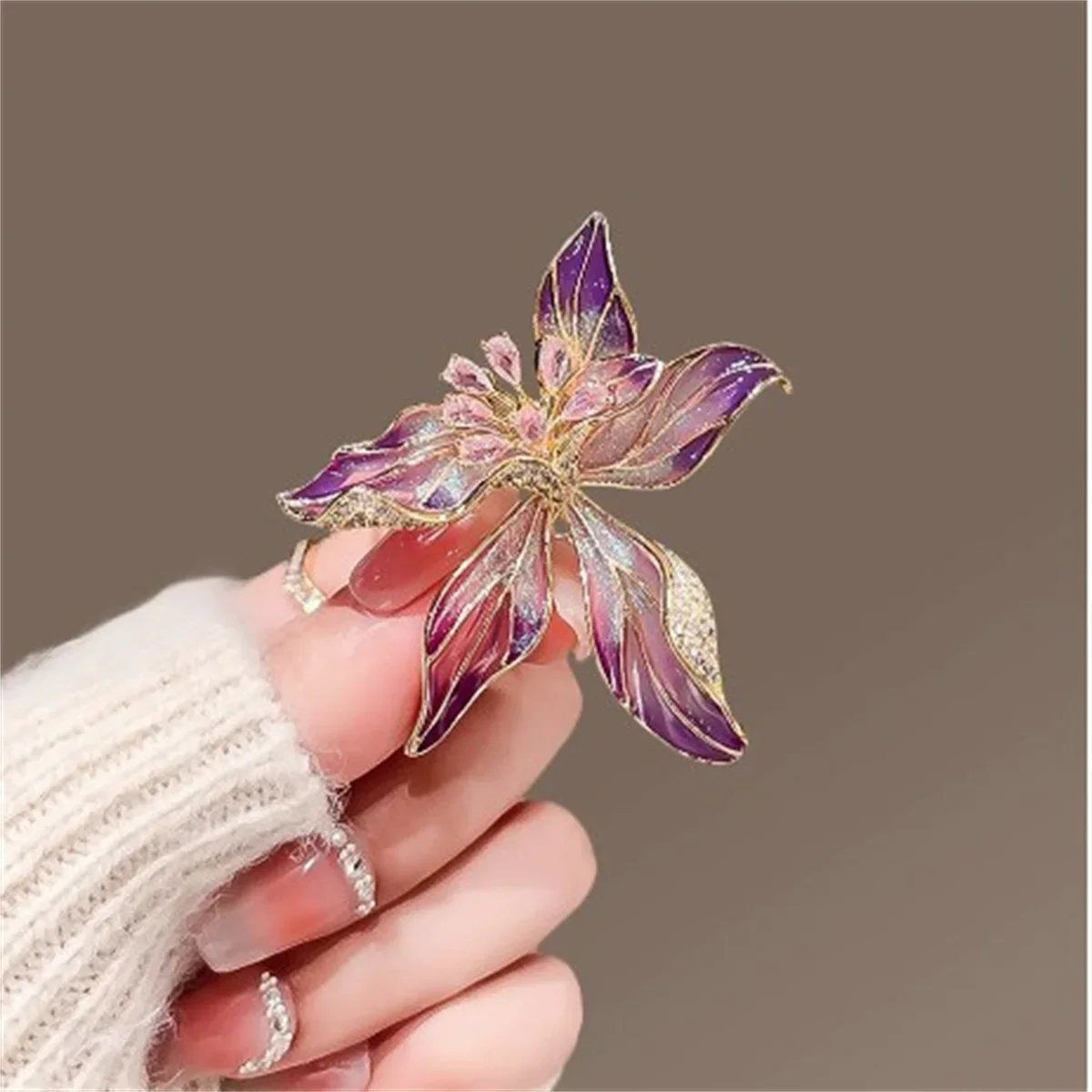 1Pc Iris Flower Brooch Fashion Exquisite Geometric Chest Flower Luxury Pin Romantic Retro Jewelry Accessories Party Gift 2024