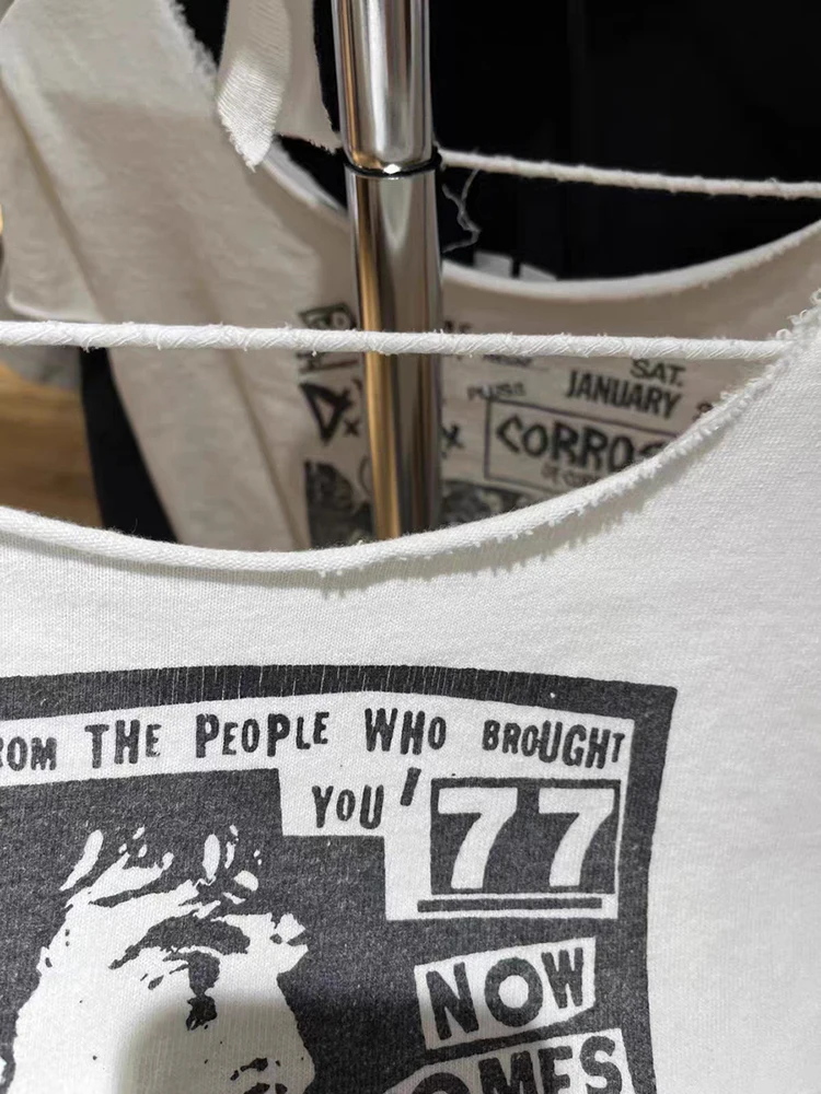 Camiseta Vintage con estampado de Anime para mujer, ropa informal de verano blanca con cuello redondo y manga corta con dobladillo crudo, Tops de algodón Y2k para mujer