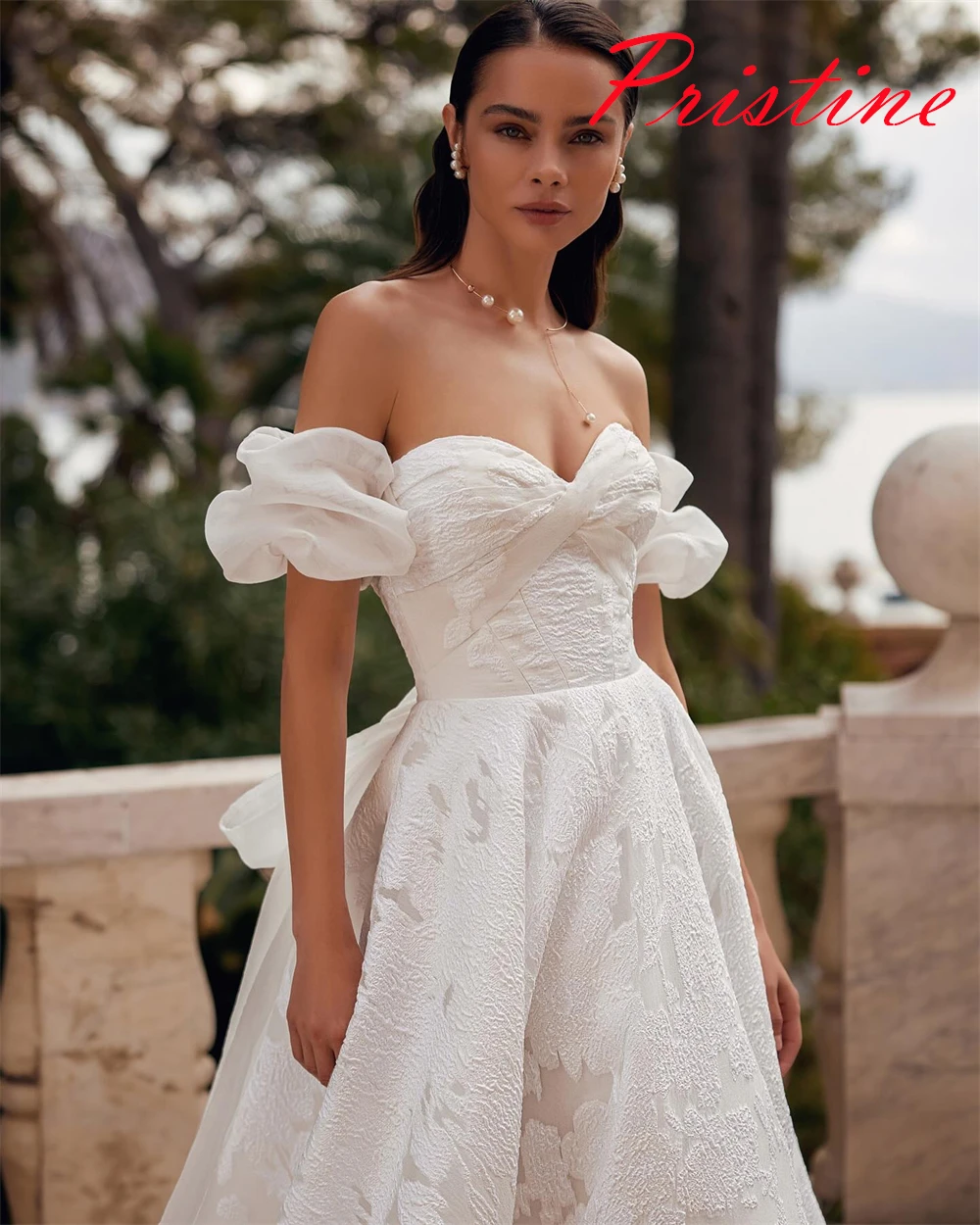 ที่กําหนดเองสีขาวTulleชุดเจ้าสาวอารมณ์Straplessปิดไหล่ชุดแต่งงานChapel Trainซิปด้านหลังชุด