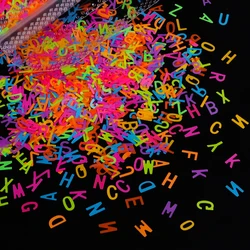 Fiocchi di alfabeto inglese fluorescente per il riempimento di stampi in resina epossidica Multicolor lettera resina paillettes gioielli pigmento accessori fai da te