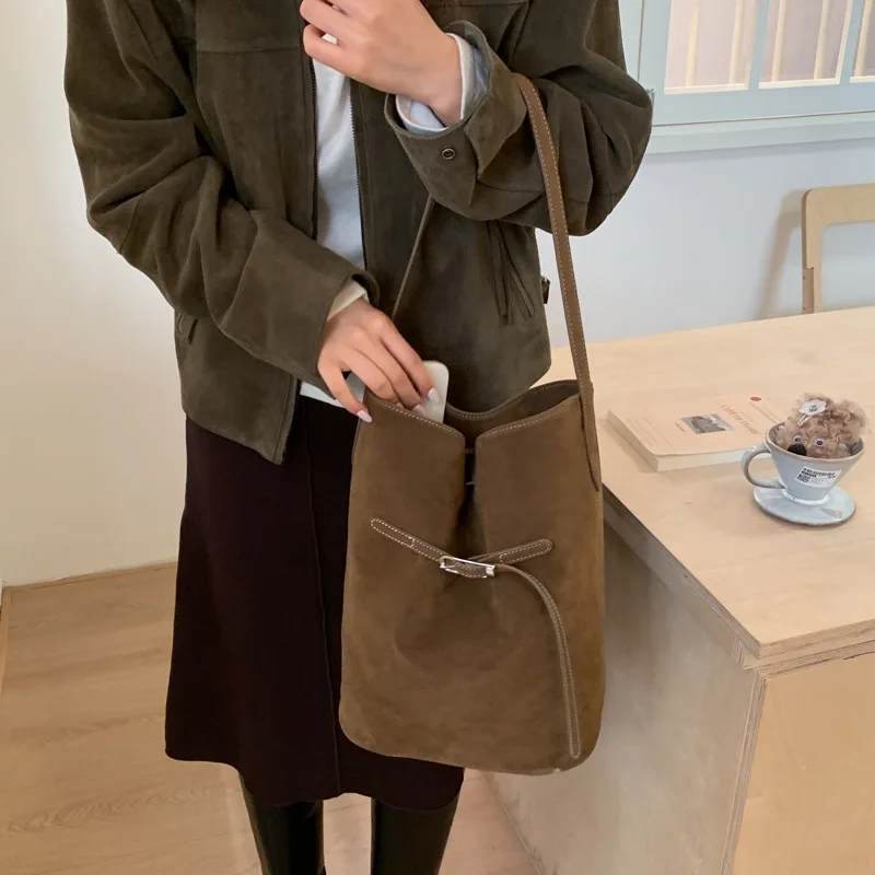 

Универсальная пригородная сумка большой вместимости 2025 г. — женское замшевое высококачественное ведро в стиле ретро, одно плечо/подмышками