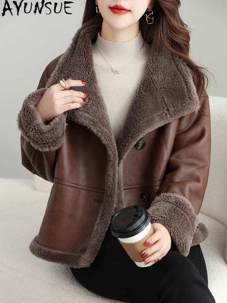 معطف صوف 100% من AYUNSUE للنساء 2025 سترة للدراجات النارية وراكبي الدراجات النارية ملابس شتوية من الفرو النسائي المتكامل معاطف جديدة في المعاطف