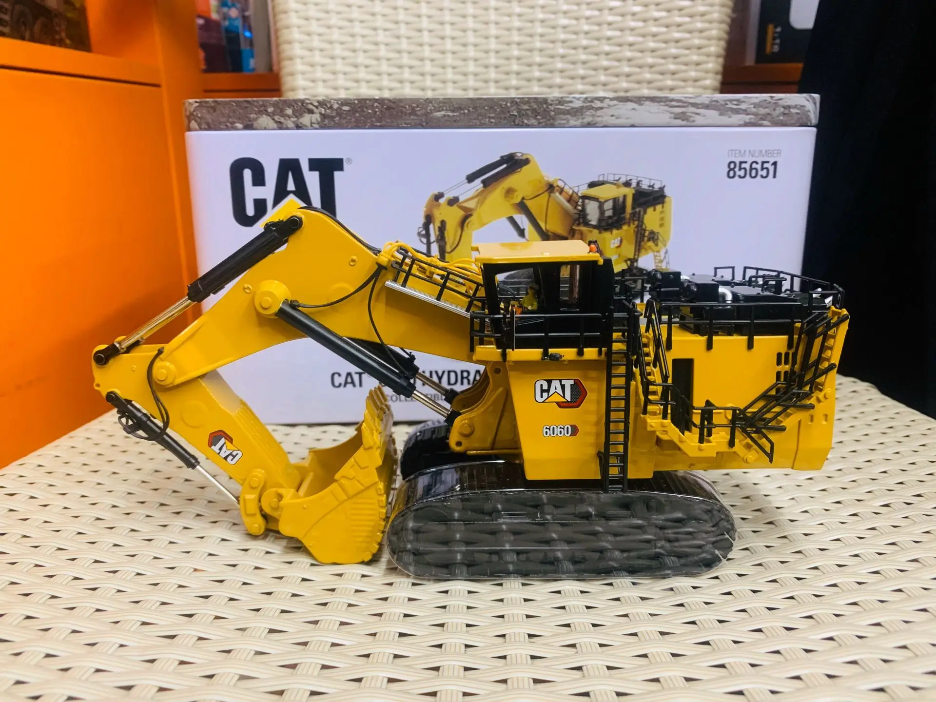 

6060 Hydraulic Mining Shovel 1/87 By Diecast Masters DM85651