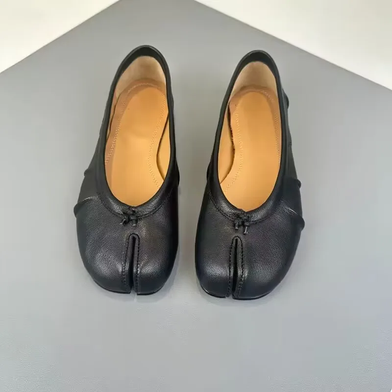 

Mary Jane A Niche Women's Split-toe Shoe Features A New Pleated Flat Ballet Shoe With A Shallow Opening For Casual Wear