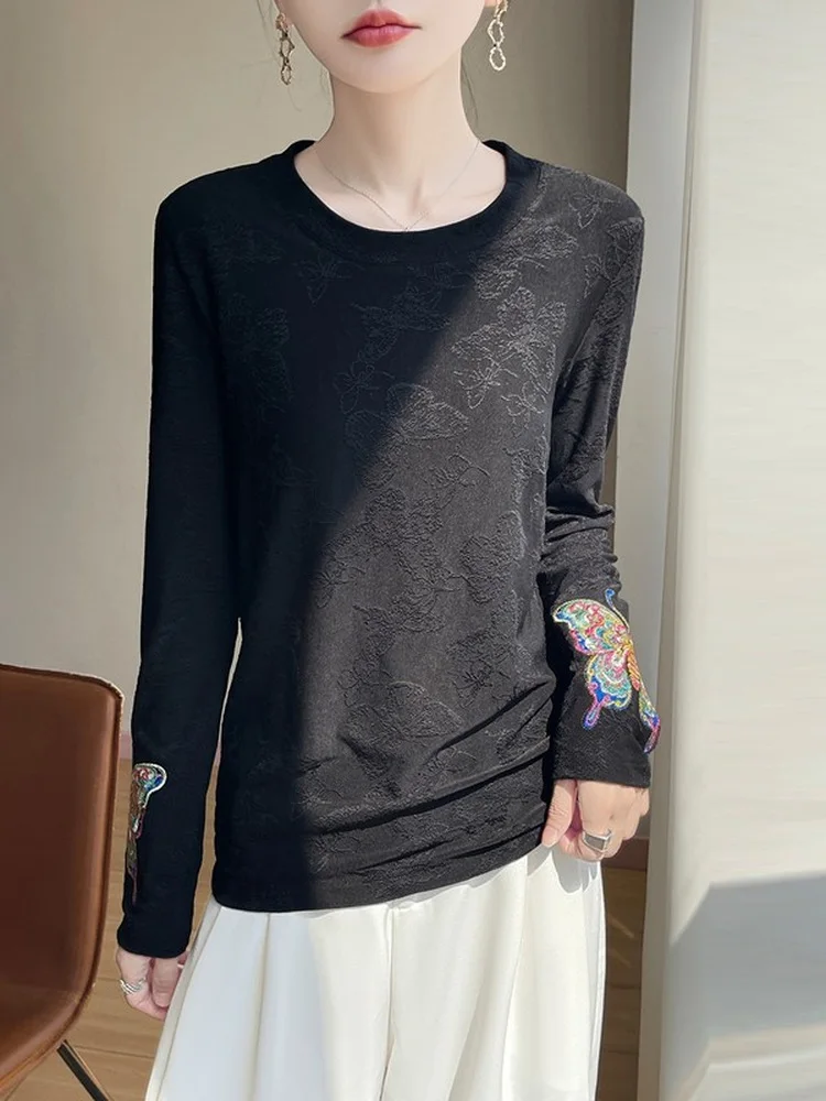 

Spring 2026 Women's Base irt New Chinese Sle round Ne Embroidered White T-irt Faionable Inner Wear Loose Fit Casual