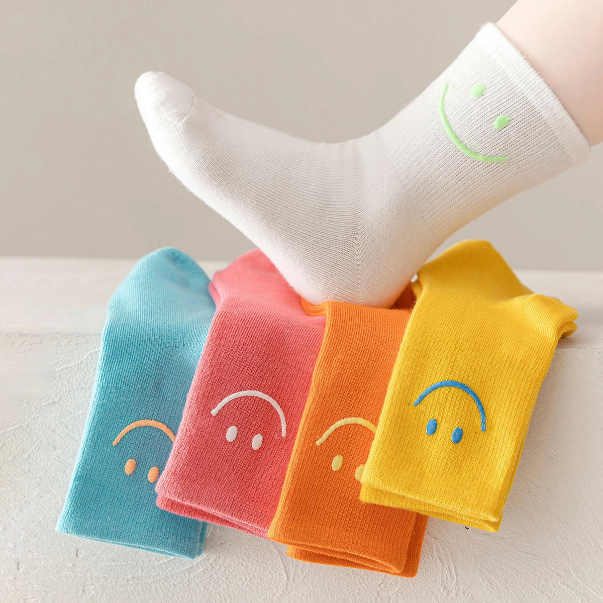 5 pairs of solid colored smiling face dopamine colored mid tube children\'s round socks, suitable for both men and women,