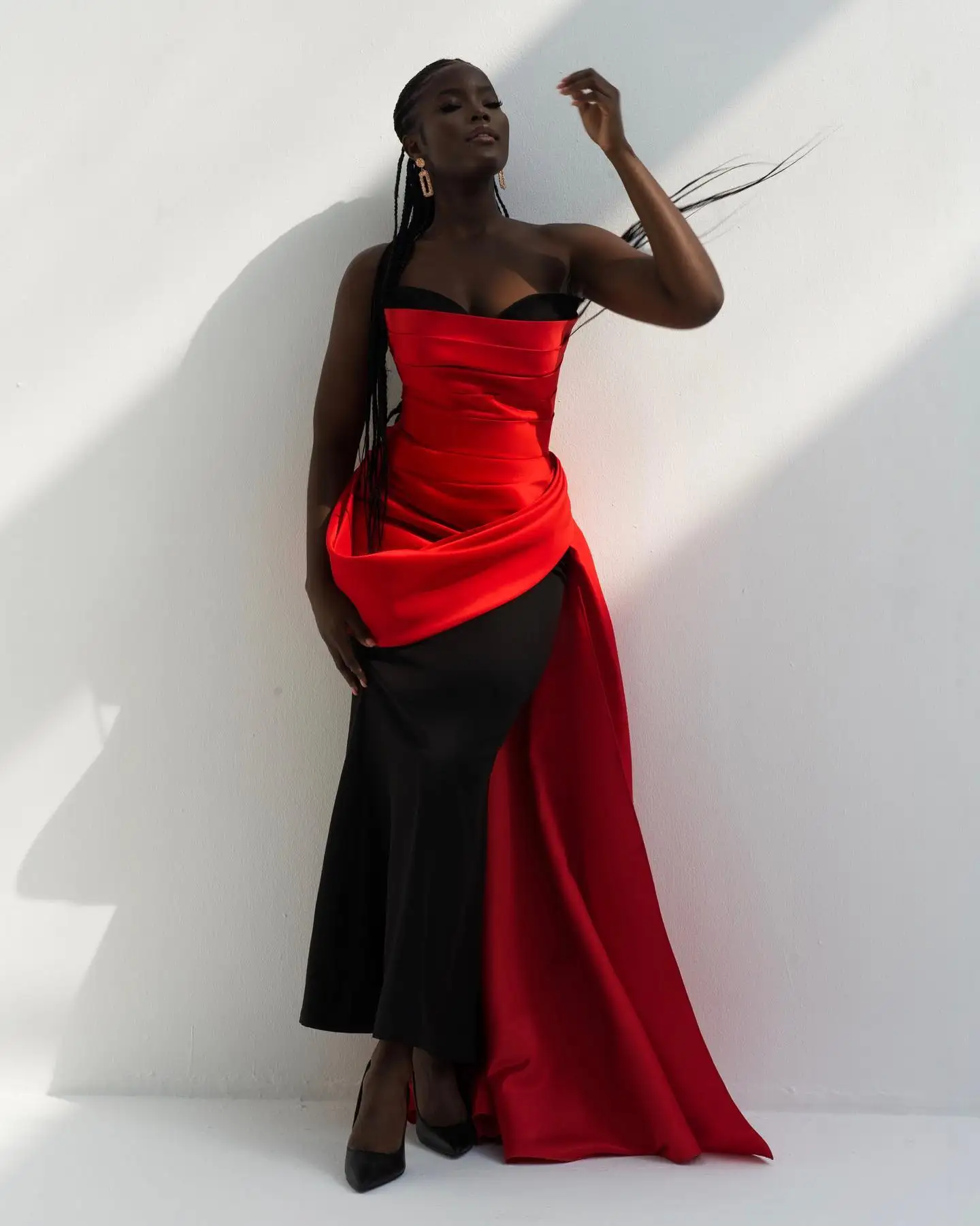 Beautiful Red and Black Long Evening Dresses Strapless Ruffled Silk Satin Celebrity Formal Dress with Side Train Chic Prom Gown