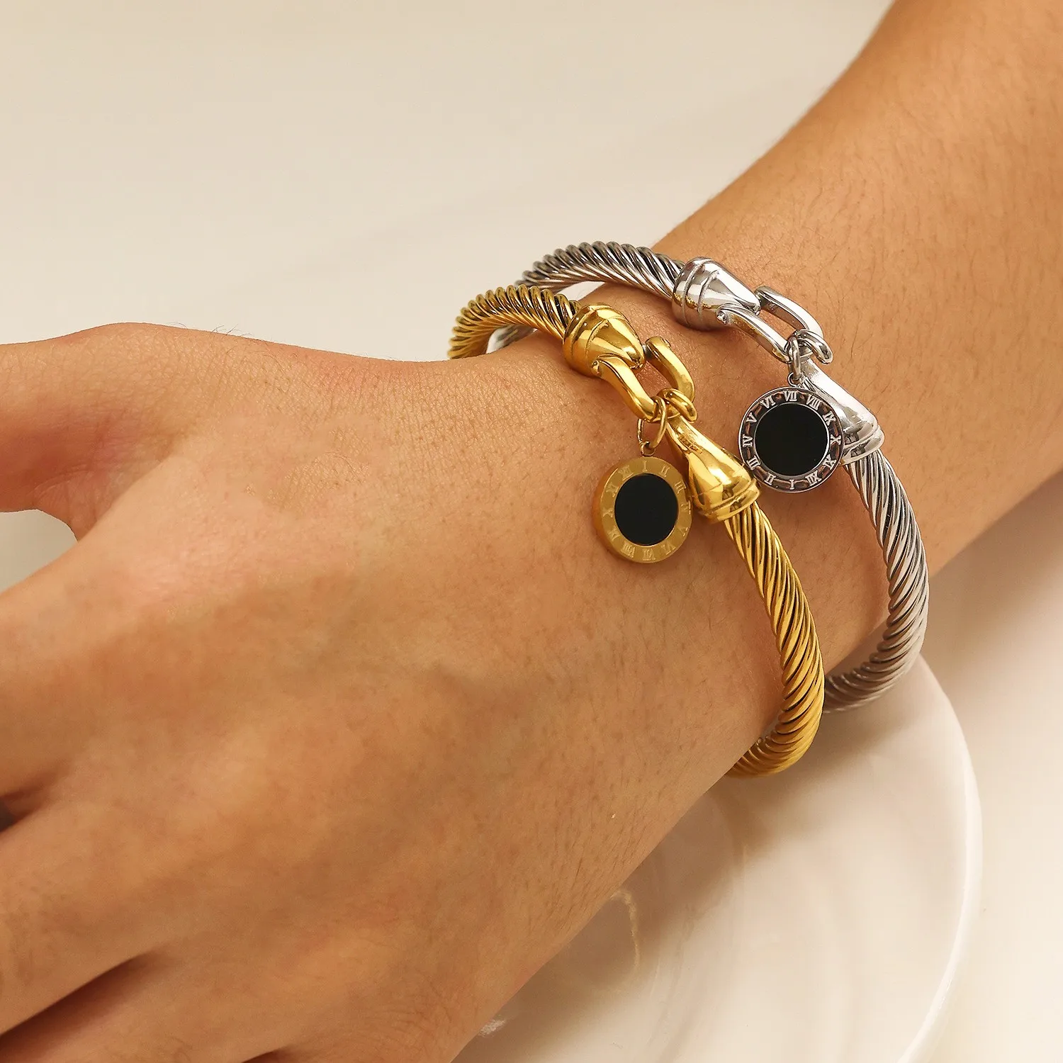 Black shell women\'s bracelet stainless steel jewelry women\'s bracelet fashionable jewelry accessories free of shipping