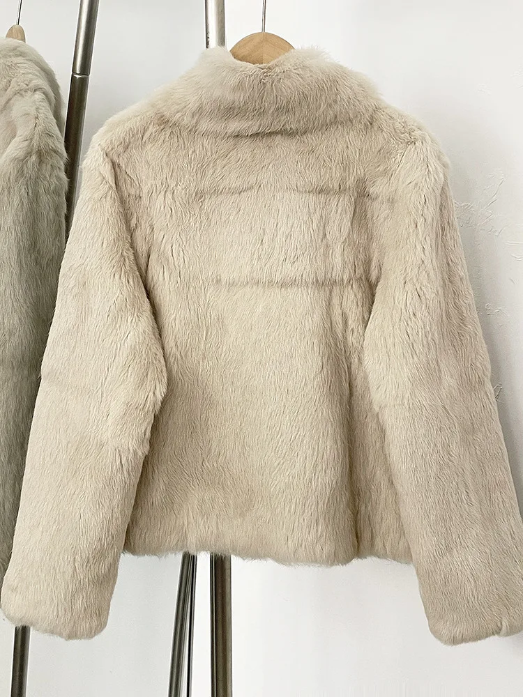 سترة ZMEENNA الفاخرة للنساء من الفرو الصناعي باللون البني الداكن معطف شتوي أنيق بياقة عالية ملابس خارجية ناعمة ودافئة أنيقة ZM3393