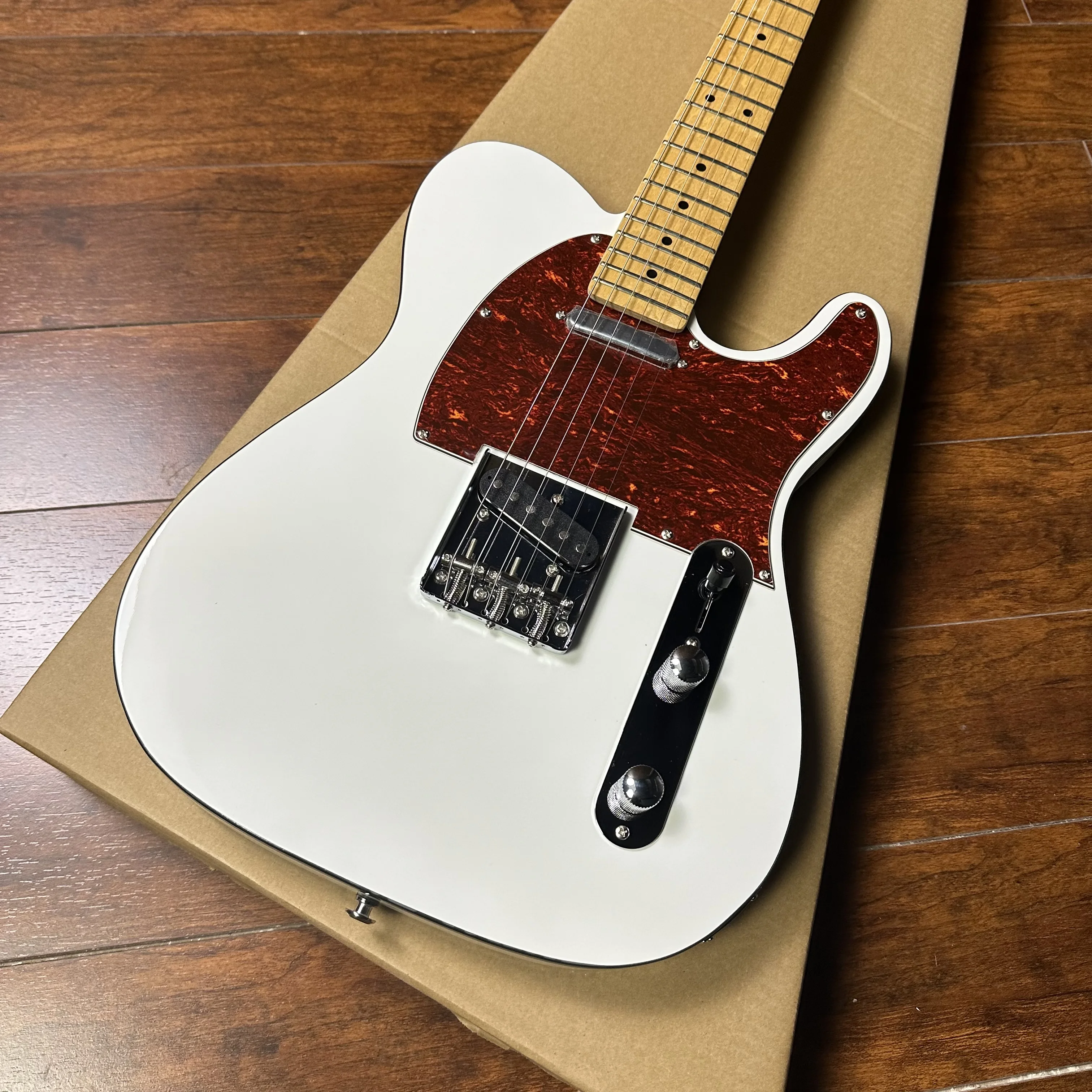 

Гитара White TL, ограждение с красным жемчугом, кленовая накладка на гриф, черная переплет