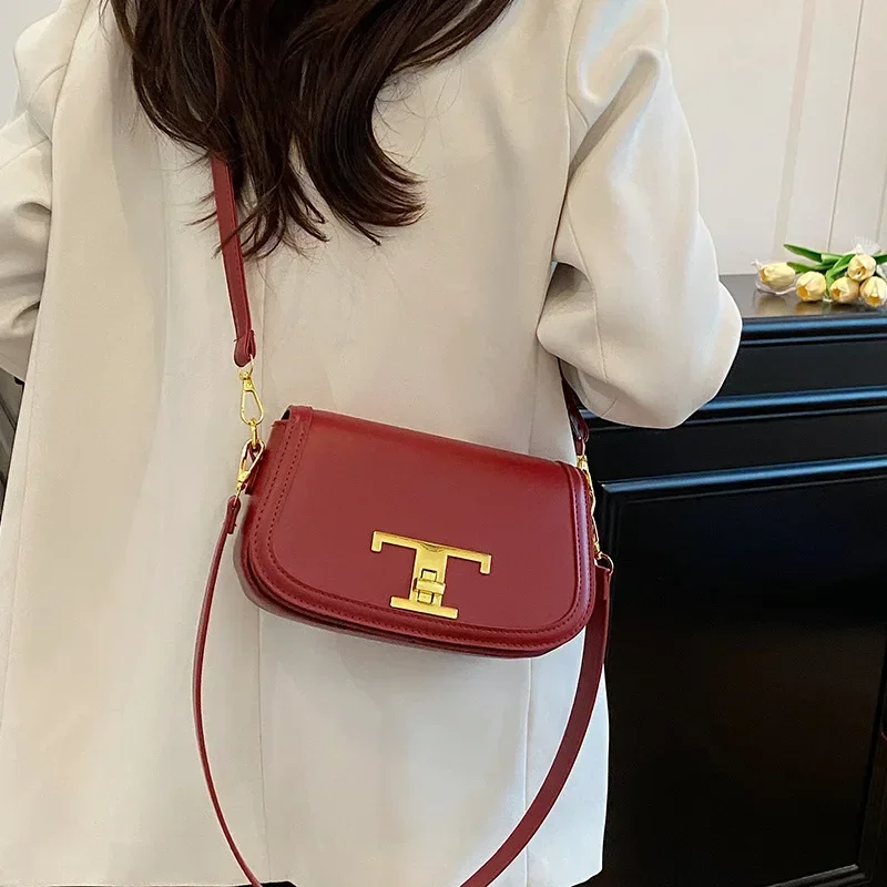 

Новая модная маленькая квадратная сумка, две лямки, небольшой рюкзак через плечо, популярная женская сумка, флип-сумка.